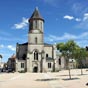 Aixe-sur-Vienne : L'�glise Sainte-Croix est un �difice du XIIIe si�cle, b�ti sur le lieu o�, dit-on, se serait repos� un p�lerin de retour de J�rusalem, rapportant avec lui un morceau de la vraie croix.