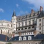 Charles VIII y fit les premires constructions marquantes ds le dbut de son rgne, et entreprend de profondes modifications de 1492  sa mort en 1498 : La chapelle Saint-Hubert; L'aile, dite  Charles VIII , galement de style gothique flamboyant, comprenant les logis du Roi et de la Reine; Les deux tours cavalires (Tour des Minimes et Tour Heurtault); Un parc est amnag sur la terrasse. On comptera plus tard un buste de Lonard de Vinci et un mmorial musulman pour les accompagnants d'Abd El Kader dcds  Amboise durant sa captivit. Charles VIII mourut  Amboise d'une hmorragie crbrale en 1498  l'ge de 27 ans, aprs avoir violemment heurt de la tte un linteau de pierre de la galerie Hacquelebac, alors qu'il se rendait au jeu de paume. Louis XII, son successeur, y fait construire une seconde aile, perpendiculaire  l'aile Charles VIII, dans le style renaissance. Il cde le domaine  Louise de Savoie, qui y lve ses deux enfants, Marguerite d'Angoulme et Franois, lequel tait pressenti pour succder  Louis XII. Lorsque Louis XII dcde en 1515 et que Franois Ier monte sur le trne, la cour va peu  peu se dsintresser du chteau d'Amboise. Bien que la construction continue, avec l'achvement de la tour Heurtault et le ramnagement de l'aile Louis XII, Franois Ier va prfrer d'autres demeures comme les chteaux de Chambord, de Blois ou de Fontainebleau.