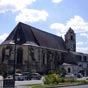 Amboise : glise Saint-Florentin. L'glise est construite  la demande de Louis XI afin que l'glise du chteau cesse d'tre paroissiale, par peur des maladies. Des lettres patentes du 7 juin 1473 accordent pour cela une partie de la taxe sur le sel pendant quatre ans et l'glise est consacre en 1484. La couverture du clocher est modifie dans un style Renaissance au dbut du XVIe sicle, puis d'importants travaux de restauration ont lieu en 1876 : on remplace alors notamment la vote en bois par de la pierre. La cloche a t offerte par le duc de Choiseul. Les vitraux sont dtruits pendant la Seconde Guerre mondiale et remplacs par des uvres originales de Max Ingrand, qui travaille galement  la chapelle Saint-Hubert du chteau. Ferme pour cause de mauvais tat, elle rouvre au milieu des annes 2000.