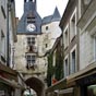 Amboise : Tour de l'Horloge. Cette tour du XVe sicle a t construite sur une ancienne porte de la ville, alors appele  Porte de l'Amasse . Le nouveau beffroi a t difi sous Charles VIII. Commencs en 1495, les travaux se sont termins vers 1500. Au rez-de-chausse, la rue Nationale passe sous une vote en berceau bris qui est en fait plus ancienne, datant du XIIIe sicle.