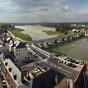 La Loire  Amboise. L'histoire de la cit est marque par les destructions et les pillages des envahisseurs remontant la Loire. La ville doit pourtant son dveloppement  l'activit fluviale et, aux XIII et XIVme sicles, elle connatra un calme relatif et une prosprit atteste par la cration de nombreux couvents qui accueillaient les plerins et soignaient les malades.