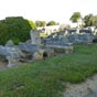 Dans le cimtire qui entoure l'glise on peut voir de nombreuses tombes anciennes, certaines en forme de sarcophage  comme  Aulnay...