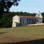 L'glise de Juicq, malgr son isolement et l'itinraire du chemin qui la laisse de ct, mrite le dtour.Elle est   nef unique avec un  clocher-porche d'une taille imposante.