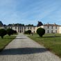 Le chteau du Dohuet, la rigueur classique de sa faade lui confre une allure presque militaire.  Il a t vendu par appartement dans le cadre d'une loi de defiscalisation....
