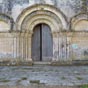 L'intrt majeur de l'difice rside dans son dcor sculpt essentiellement concentr sur la faade et,  l'intrieur, sur les chapiteaux du choeur.En cliquant sur la photo pour l'agrandir on dcouvre le dtail des voussures du portail et notamment sur la voussure suprieure et en son centre le Christ en majest encadr par les aptres.