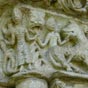 Des chapiteaux du portail prsentent des hommes et des femmes en proie aux pch, personnifi notamment par le serpent qui rappelle la faute originelle.