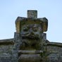 Un personnage enigmatique et quelque peu montrueux domine la faade...