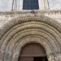 Les claveaux montrent les vieillards de l'apocalypse, les rois de l'ancien testament  dont David, reconnaissable  sa harpe  ou encore des reprsentations animalires (lions, oiseaux, dont deux buvant dans une coupe, probable allusion  l'eucharistie). La seconde voussure est orne des symboles des quatre vanglistes entourant l'agneau pascal, symbole christique.