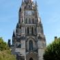 La cathdrale Saint Pierre: Son  portail occidental est form d'une ogive en arc bris  quatre voussures sur lesquelles se dploient des reprsentations d'anges, d'aptres et de figures de l'ancien testament. Ces sculptures se rpartissent en quatre anges de chaque ct, puis cinq personnalits (vques, btisseurs...), puis six personnalits (chevaliers, vques...) et enfin sept aptres.