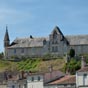 tabli au sommet de la  Colline du Capitole , en surplomb du centre historique, le logis du gouverneur est l'unique vestige de l'ancienne citadelle conue au dbut du xviie sicle par le gouverneur Louis de Perne. 