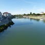 La charente traverse lentement la cit de Saintes...