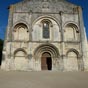 La faade occidentale  de l'glise Notre Dame (XIIe sicle) est la plus grande et l'une des plus ornes de Saintonge.