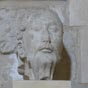 TETE SCULPTEE (Aptre?) (fin XIIe sicle?)  Ce vestige unique au sein de la collgiale ne se rattache  aucun autre lment connu sur le site. Sa qualt d'excution, dans un style qui voque la statuaire languedocienne, tmoigne de l'importance et du rayonnement de l'Abbaye-aux-Dames au XIIe sicle.