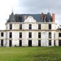 C'est en 1768 que la forteresse de Mrville est transforme en demeure de plaisance. Le conseiller du roi, Jean Delpech, entreprend les travaux de rnovation et dessine des jardins le long de la rivire. Quelques annes plus tard, un riche financier, le marquis de Laborde achte le domaine pour l'amnager de faon somptueuse. Sa fortune lui permet d'employer pas moins de 400 ouvriers pendant 9 ans ! Le chteau est la proprit du Conseil dpartemental de lEssonne depuis dcembre 2000, le domaine de Mrville avec ses fabriques sapprcie comme le dernier exemple de jardin pittoresque ralis  la fin du XVIIIe sicle.