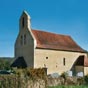 L'glise d'Anoye date du XIVeme sicle, elle prsente beaucoup de charme ; mur-clocher, porte moulure en anse de panier, abside semi-circulaire.