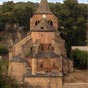 L'glise de Sainte-Fauste est blottie parmi les arbres et parat bien anodine extrieurement. Les remaniements du XIXe sicle ont masqu les lments du sanctuaire roman originel. a l'intrieur, on dcouvre diverses statues de saints et de la Sainte Famille remontant au XVe sicle.  Le retable date du XVIe sicle.
