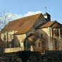  L'glise Saint-Martin d'Ardentes se dresse en bordure de l'Indre et fut btie au XIIe sicle. En forme de croix, elle a une large nef et un transept menant  deux chapelles. On remarquera au passage du porche nord l'lgance et la finesse des feuillages et des agneaux sculpts sur les voussures et sur les chapiteaux des colonnettes. On se surprend aussi  dcouvrir une femme nue entoure d'un crapaud et d'un serpent. Plutt que la clbration de la beaut corporelle, cette reprsentation dnonce plus certainement le vice et le pch ou encore l'adultre. Les modillons affichent autant de diversit que de drlerie. A l'intrieur, et malgr les remaniements successifs, le choeur a conserv sa puret romane avec des chapiteaux sculpts et une abside en cul de four. Sur les murs, des fragments de fresques apparaissent ici ou l.