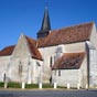 L'glise Saint-Pierre de Mron a t btie vers les annes 1212. L'ensemble a t trs remani au cours des sicles. L'lment le plus ancien est une chapelle en gothique flamboyant . Tout prs de l'glise se dresse un manoir Renaissance dont on peut entrevoir l'lgance depuis le portail (proprit prive). Mron se situait sur l'ancienne voie gallo-romaine, dite chausse de Csar reliant Argentomagnus (Argenton-sur-Creuse)  Avaricum (Bourges).