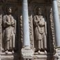 Sous la frise, de grandes figures en pied spares par des pilastres orns de rinceaux reprsentant les saints majeurs de lglise et tout particulirement les deux patrons de lglise dArles : Saint tienne et Saint Trophime.