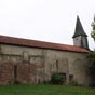 Larreule: Curieuse glise paroissiale en forme d'L , il n'en demeure que le transpect et le choeur , notamment une absidiole  en cul de four du XIIe sicle .Deux statues: un Christ de belle anatomie, un saint Loup tenant un livre...et qui gurit les ulcres.Au pied de l'glise, le village entour de douves garde la marque de la bastide qu'il devint  la fin du XIIIe sicle.