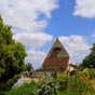 Eglise Saint Laurent  Boucoue - Localise en bord de route, que le GR quitte 100 m avant pour une boucle champtre, l'humble glise rurale de Boucoue a un clocher-mur et un petit portail gothique en accolade, modle tardif que l'on retrouve souvent en Barn. A l'intrieur, carrelage de cramique locale, vieux bnitier et tabernacle.