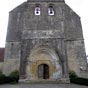 La faade de la Collgiale Saint barthlmy de Pimbo.  La collgiale Saint-Barthlemy de Pimbo est mentionne pour la premire fois dans un texte du XIe sicle. La construction de l'difice actuel  trois nefs et trois absides date du XIIe sicle.  L'glise, ainsi que son presbytre, la terrasse nord et la salle mdivale situe en dessous, est inscrite aux monuments historiques par arrt du 6 janvier 1998.  Malgr de nombreuses destructions et restaurations, elle conserve encore son aspect militaire et dfensif et un intressant dcor sculpt de la fin du XIIe sicle, notamment les modillons du chevet roman. Lintrieur, en berceau, a davantage souffert, tant des protestants au XVIe sicle, que des travaux de fortification au XIVe sicle, et du remplacement des pierres rodes par un dcor de stuc depuis. On peut y voir un crucifix de bois XVIIe sicle et deux statues de saint Marc et saint Barthlmy. Le portail sculpt fin XIIe sicle s'ouvre en avance avec un petit toit, sur un puissant mur pignon ajour de deux arcades portant deux cloches, et coiff du chemin de ronde. Une dcoration nave et faussement primitive juxtapose des disques d'allure celtique, des pommes de pins, et des personnages assis et parfois enlacs.