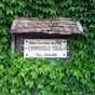 Entre Pimbo et Boucoue, hameau de Poursuigues,  la ferme restaure loustaou, une fontaine d'eau potable en bord de route porte des coquilles saint Jacques  et, sur un carrelage , l'inscription 