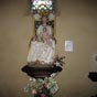 trs belle vierge du XVIe sicle en l'glise d'Arzacq. Elle est taille dans un bloc de tilleul, assise sur une cathdre, tenant l'enfant nu, cependant que des anges tendent derrire un drap fleurdelys.