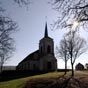Le tertre de l'glise domine le village.