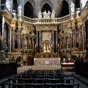 Le chur d'Auch constitue presque une glise dans une glise avec ses vastes dimensions, 33,80 m sur 11,80 m. Il est entirement cltur par le retable monumental de Pierre II Souffron  l'Est, et par les stalles sur les trois autres cts. Le chur a reu, sous Mgr de Salinis, un pavement de mosaque et, dans son pourtour extrieur, un riche revtement en chne clair.