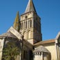 Aulnay :Le Clocher de l'glise Saint-Pierre-De-La-Tour lve sur le carr du transept sa majestueuse tour carre  trois tages, sur chaque face du premier s'alignent trois hautes baies aveugles aux cintres briss et sur celles du second six longues fentres jumeles  multiples colonnettes. Le troisime tage galement orn d'arcatures est postrieur. Il porte une pyramide en ardoise refaite au XVIIIe sicle.