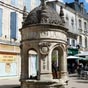 Canton du Pilori: Place entoure de faades des XVIIIe et XIXe sicles. La margelle du puits de style Renaissance, provient de l'ancien chteau de Brizambourg, prs de Saint Jean d'Angely. L'ouvrage porte l'inscription 