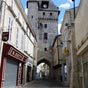 La Tour de l'Horloge (face ouest): Ancienne porte des remparts du XIIe sicle, beffroi de l'Echevinage, rdifi vers 1406, renfermant le sin (la cloche) qui rythmait la vie communale. La tour symbolisait les liberts accordes  la ville en 1199 par la Charte de Commune. traces de nombreux impacts, souvenir des sicles de siges que Saint Jean d'Angeli a subis.