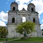 Les Tours: En 1741, les moines bndictins entreprirent la construction d'une nouvelle abbatiale dans un style classique, mlant ansi les ordres doriqure, ionique et corinthien. Les travaux furent interrompus plusieurs fois par manque de moyens financiers et la Rvolution y mit un terme.Cette immense faade inacheve fut transforme en prison jusqu'en 1878. Les Tours furent classes Monuments Historiques en 1914. La plate-forme permet d'offrir un magnifique panorama sur la ville et les alentours.