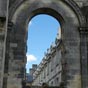 L'alignement de l'Abbaye Royale au travers une belle ouverture! Entrons dans la cour...