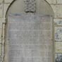 Un rappel historique sur les murs de l'glise Saint Jean-Baptiste. On dcouvre galement le blason de l'abbaye royale.