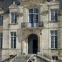 L'Abbaye Royale: Aprs une accalmie, les guerres de Religion lui furent fatales: pille en 156, elle fut dtruite en1568 et la relique disparut dans les flammes. Ds lors les plerins de Compostelle ne passrent plus  Saint Jean d'Angly. Courageusement, les moines reconstruisirent l'abbaye que nous voyons aujourd'hui.Ils y reurent Louis XIV et le duc d'Anjou, son fils, partant en Espagne. Sa bibliothque abrita quelques temps les manuscrits du philosophe  Blaise Pascal et notamment 