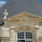 L'Abbaye Royale (Dtail de la faade):  Aprs un dclin inexorable qui s'acheva  la Rvolution, les moines partirent et l'abbaye devint un peu plus tard un collge puis un lyce. Actuellement elle abrite la bibliothque municipale, le Centre de Culture Europenne, l'cole de musique, des expositions et des manifestations tout au long de l'anne. (Les plerins de Compostelle peuvent y trouver refuge).