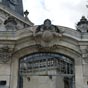 Un beau fronton d'un immeuble particulier...