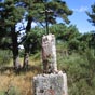 Heureusement, entre Saint-Alban et Aumont-Aubrac le temps est devenu plus clment....Et pour cause, nous sommes en aot, le ciel est bleu et cette croix rencontre confirme, si besoin est, que nous prgrinons sur un chemin de plerinage !