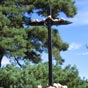 Des cairns (ou montjoies) poss sur la croix tmoignent de la prgrination en ces lieux des plerins dsireux de marquer leur passage, mais certainement aussi de s'associer symboliquement aux autres plerins qui les ont prcds...