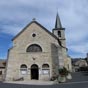 Aumont-Aubrac : L'glise Saint-tienne est un ancien prieur bndictin, remontant  1061, attest en 1123, au cur de la baronnie de Peyre. Cette glise a t trs remanie; des XIIe et XIIIe sicles, elle a conserv son chur roman et plusieurs chapelles latrales gothiques. Le chevet est en cul-de-four avec des nervures en arc bris et,  l'intrieur, les chapiteaux sculpts des troncs de colonnes reposent sur des culs-de-lampe. Autres culs-de-lampe  figures humaines au bas des ogives des chapelles et des nervures de la nef. Mobilier et vitraux modernes.