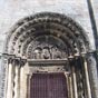 Petit portail. Il fut ferm probablement vers la fin du XVIe sicle, est surmont d'un linteau et d'un tympan dont les sculptures ont beaucoup souffert : abmes par les intempries, mutiles lors de la Rvolution franaise.