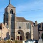 L'glise prit de l'importance ds qu'elle reut les reliques de saint Lazare. Le choeur et les deux chapelles en demi-cercles furent difies vers 1080. Les deux portails flanqus de colonnes torses demeurent les seuls vestiges tmoignant de la grande dlicatesse de la sculpture romane bourguignonne.