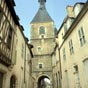 Avallon : Tour de l'Horloge. Cette tour de 49 mtres de hauteur, construite en 1456, avait pour objectif de permettre  des guetteurs de veiller jour et nuit sur les environs de la ville. Quatre annes plus tard, une cloche de 230 kg est hisse  son sommet afin que le guetteur puisse donner plus rapidement l'alerte en cas d'arrive d'envahisseurs.