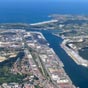 Situe au bord de la mer Cantabrique, cette cit est un important port. 