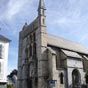 L'glise Saint-Vincent, date du XIVe sicle; elle  fut btie sur un sanctuaire d'origine palo-chrtienne. Le style est de type gothique rayonnant pour la faade ouest alors que l'entre sud se distingue par son porche en plein cintre de style Renaissance. Cette glise fut difie en plusieurs temps : le clocher-mur d'une hauteur spectaculaire de 40 m. fut bti au XIVme sicle, la nef au XVme et le beau portail fut excut en 1557. Trois ans plus tard un tremblement de terre dtruisit le clocher et une partie de la nef. Il faudra attendre le XIXme sicle pour que le clocher soit restaur. Malgr ces nombreux remaniements, on retrouve ici le style des glises languedociennes avec la large nef unique entoure de chapelles. 
