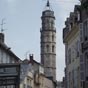  De type gothique flamboyant, la Tour des Jacobins, beffroi carr aux deux premiers tages puis octogonal de 35 mtres de hauteur, est le vestige de ce qui fut l'glise des frres prcheurs. L'glise fut ravage par un incendie en 1343. Le couvent et le clotre furent dmolis en 1793.