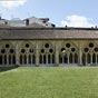 Le clotre, attenant  la cathdrale, est l'un des plus grands de France. Il est de style gothique rayonnant et date du XIVme sicle. Au Moyen ge, c'tait un lieu de runion et de conversation pour les assembles de quartiers ou de corporations. Les galeries du clotre ont conserv des enfeus (tombeaux) et des dalles funraires datant du XIVme au XVIIIme sicles.