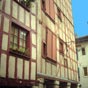 Faade dun difice du Petit Bayonne. Appel galement Bourg Neuf, le Petit Bayonne est un quartier populaire et actif, qui fut concd aux vques en 1152 comme zone franche.